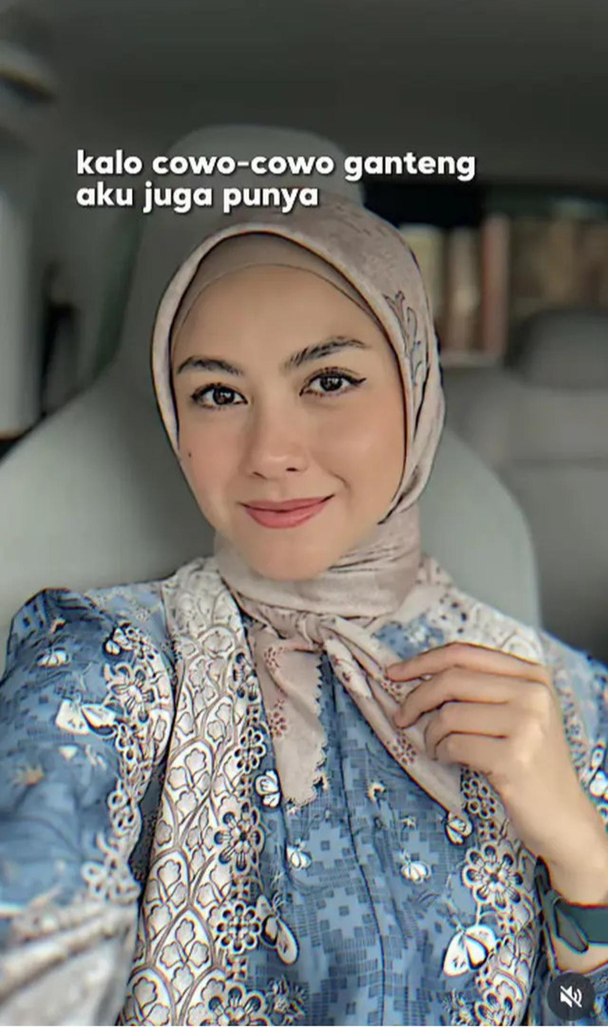 9 Inspirasi Hijaber Modern 40 Tahun Revalina S Temat, Effortless tapi Elegan