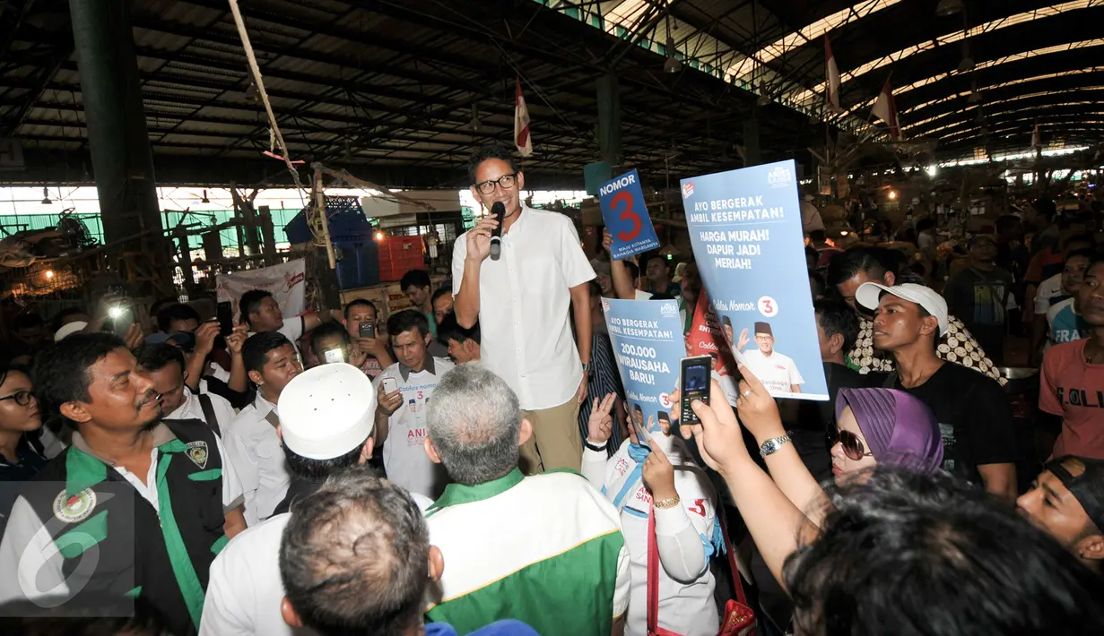 Cawagub DKI Jakarta, Sandiaga Uno saat melakukan blusukan di Pasar Induk, Kramat Jati, Jakarta, Senin (16/1). (Liputan6.com/Yoppy Renato)