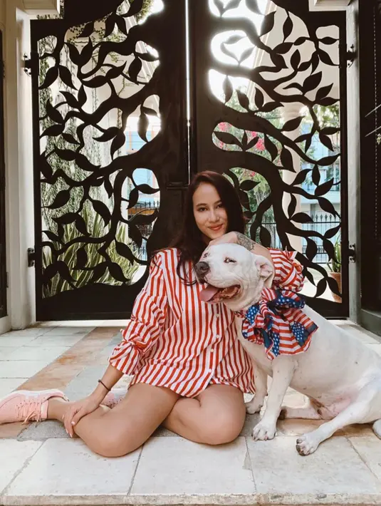 Dalam akun instagramnya, kerap kali Jannisa membagikan momen saat ia bersama anjing peliharannya tersebut. Si bule ini bahkan sering di dandani dan diajak tidur bersama oleh Jannisa. (Liputan6.com/IG/janisaas)