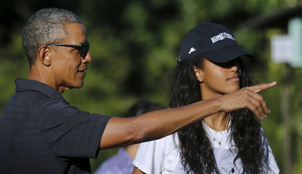 Presiden Amerika Serikat, Barack Obama saat berbincang dengan putrinya Malia di kebun binatang Honolulu, Hawaii, (2/1). Barack Obama dan keluarga telah 2 minggu berada di Hawaii. (REUTERS / Jonathan Ernst)