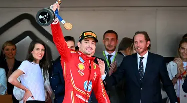 Pembalap Monegasque Ferrari, Charles Leclerc merayakan kemenangan usai Grand Prix Formula 1 Monako pada 26 Mei 2024 di Circuit de Monaco. (NICOLAS TUCAT/AFP)