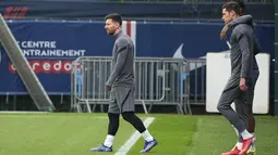Penyerang PSG, Lionel Messi (kiri) bersama rekan-rekannya tiba menghadiri sesi latihan tim di Saint Germain-en-Laye, barat Paris, Senin (18/10/2021). PSG akan bermain melawan RB Leipzig pada Grup A Liga Champions di Stadion Parc des Princes. (AP Photo/Michel Euler)