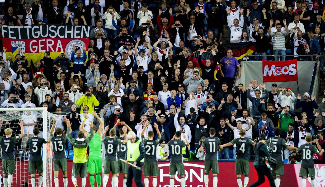Fans Jerman menyambut salam hangat dari para pemain usai laga melawan Norwegia pada kualifikasi grup C piala dunia 2018 di Stadion Ullevaal, Oslo, Norwegia, (5/9/2016) dini hari WIB. (EPA/Vegard Wivestad Grott NORWAY OUT)