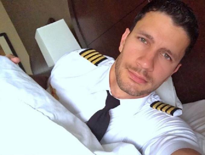 Selfie Pilot Ganteng Nan Seksi Bikin Warganet Panas Dingin Global Liputan6 Com