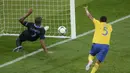Glen Johnson. Adalah pencetak gol bunuh diri ke-6 sepanjang sejarah Euro. Saat itu Inggris berhadapan dengan Swedia di laga Grup D Euro 2012, 15 Juni 2012. Gol terjadi di menit ke-49 saat Inggris unggul 1-0. Hasil akhir Inggris menang 3-2. (Foto: AFP/Jonathan Nackstrand)