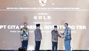 Wakil Presiden RI, KH Maruf Amin menyerahkan penghargaan Penganugerahan CSR dan Pengembangan Desa Berkelanjutan (PDB) Awards 2024 kepada Direktur PT Cita Mineral Investindo Tbk (CITA), Robby Irfan Rafianto di Jakarta, Selasa 7 Mei 2024 (Istimewa)