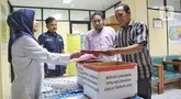 Warga menyerahkan berkas lamaran untuk mendaftar menjadi Petugas Penanganan Prasarana dan Sarana Umum (PPSU) di kantor Kelurahan Joglo, Jakarta Barat, Rabu (25/6/2025). (Liputan6.com/Angga Yuniar)