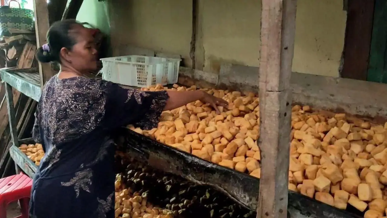 Penjual tahu di Bojonegoro memperkecil ukuran karena kedelai yang mahal. (Adirin/Liputan6.com)