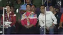 Presiden RI, Joko Widodo (kanan) bersama Ibu Negara, Iriana Joko Widodo menyaksikan laga final bulutangkis beregu putra Asian Games 2018 antara Indonesia melawan China di Istora Kompleks GBK, Jakarta, Rabu (22/8). (Liputan6.com/Helmi Fithriansyah)