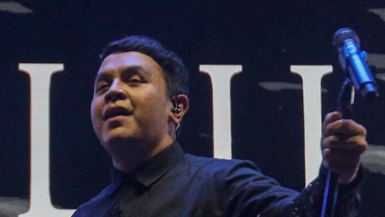 Selanjutnya, Tulus kembali menyanyikan sejumlah lagi hingga mendapat sambutan antusias dari penonton. Foto: Liputan6.com / Herman Zakharia