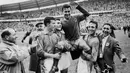 Just Fontaine. Eks striker Timnas Prancis yang kini berusia 89 tahun ini menjadi top skor Piala Dunia sepanjang sejarah dengan jumlah gol terbanyak. Saat menjadi top skor pada Piala Dunia 1958 di Swedia, pemain yang pensiun pada Juli 1960 ini berhasil mencetak 13 gol dari 6 laga dan membawa Prancis finis di posisi ketiga. Ketajamannya dibuktikan dengan 4 gol yang dijaringkannya ke gawang Jerman Barat dalam kemenangan 6-3 di laga perebutan gempat ketiga, sementara di laga pembuka fase grup ia menyumbang 3 gol saat menang 7-3 atas Paraguay. (AFP/Staff)