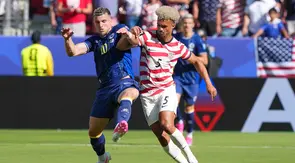 Pemain Bosnia dan Herzegovina, Ermedin Demirovic dan pemain Amerika Serikat Antonee Robinson berebut bola dalam pertandingan babak 32 besar Piala Dunia 2026 di Santa Clara, California, dekat San Francisco, Kamis (2/7/2026). (AP Photo/Martin Meissner)
