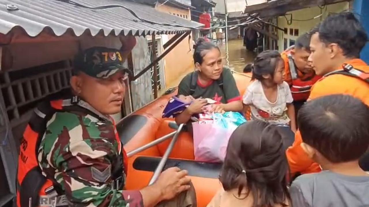 Prajurit TNI Kodim 0507 evakuasi warga terjebak banjir di Bekasi
