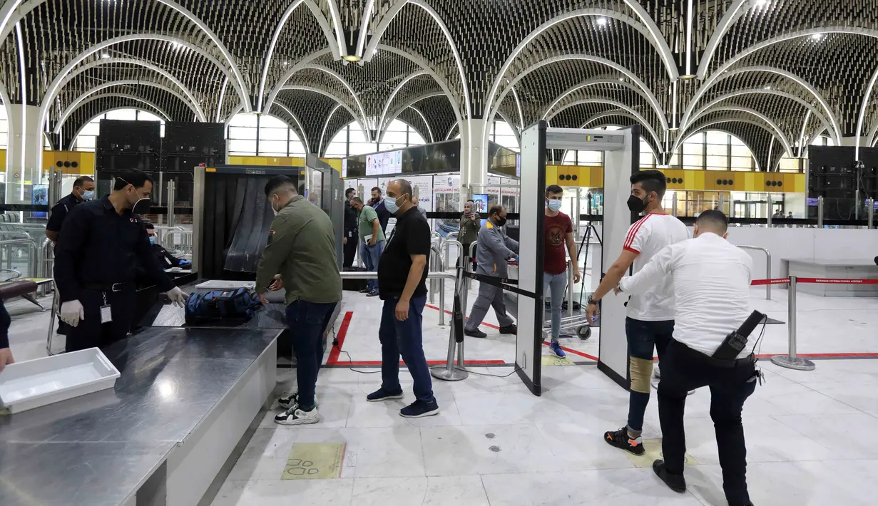 Para penumpang melewati pemeriksaan keamanan di Bandara Internasional Baghdad di Baghdad, Irak, pada 23 Juli 2020. Otoritas Penerbangan Sipil Irak membuka kembali penerbangan internasional reguler pada Kamis (23/7), kendati total infeksi COVID-19 di negara tersebut mencapai 102.226. (Xinhua)