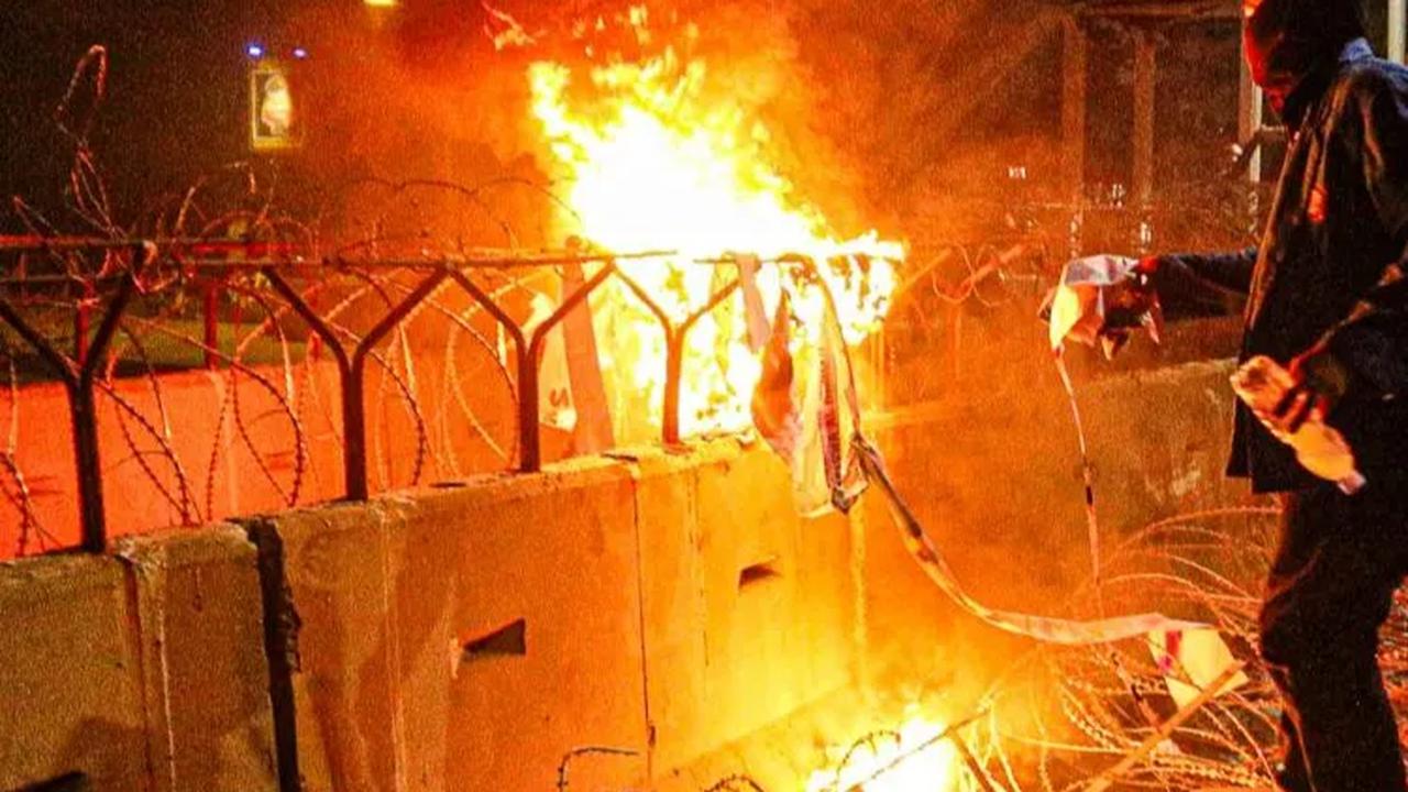 FOTO: Hingga Malam Hari Massa BEM SI Masih Bertahan dan Gelar Aksi Bakar Ban di Kawasan Patung Kuda