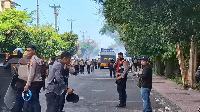 Aksi unjuk rasa yang dilakukan oleh ratusan orang yang terdiri dari sejumlah aliansi, ojek online (ojol) dan pelajar SMA serta mahasiswa berakhir ricuh di depan Markas Polda Bali, Sabtu (30/8/2025).