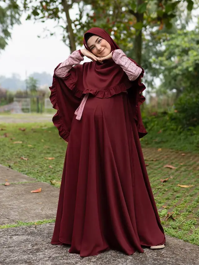 6 Potret Terbaru Nadya Mustika Pakai Gamis, Baby Bumpnya Kian Terlihat