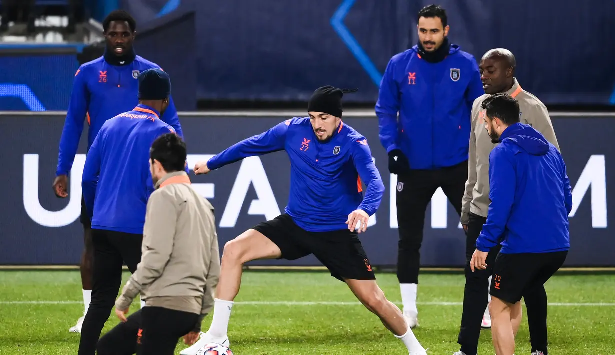 Penyerang Istanbul Basaksehir, Enzo Crivelli (tengah) mengontrol bola selama sesi latihan di Paris (7/12/2020). Istanbul Basaksehir akan bertanding melawan PSG pada grup H Liga Champions di Stadion Parc des Princes. (AFP/Franck Fife)
