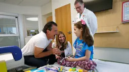 Antonio Banderas berbincang dengan pasien anak di Rumah Sakit Anak-anak Nicklaus di Miami, Florida, AS, Selasa (30/5). Antonio kini berperan aktif dalam organisasi yang bergerak di bidang sosial. (AP/David Santiago / El Nuevo Herald)