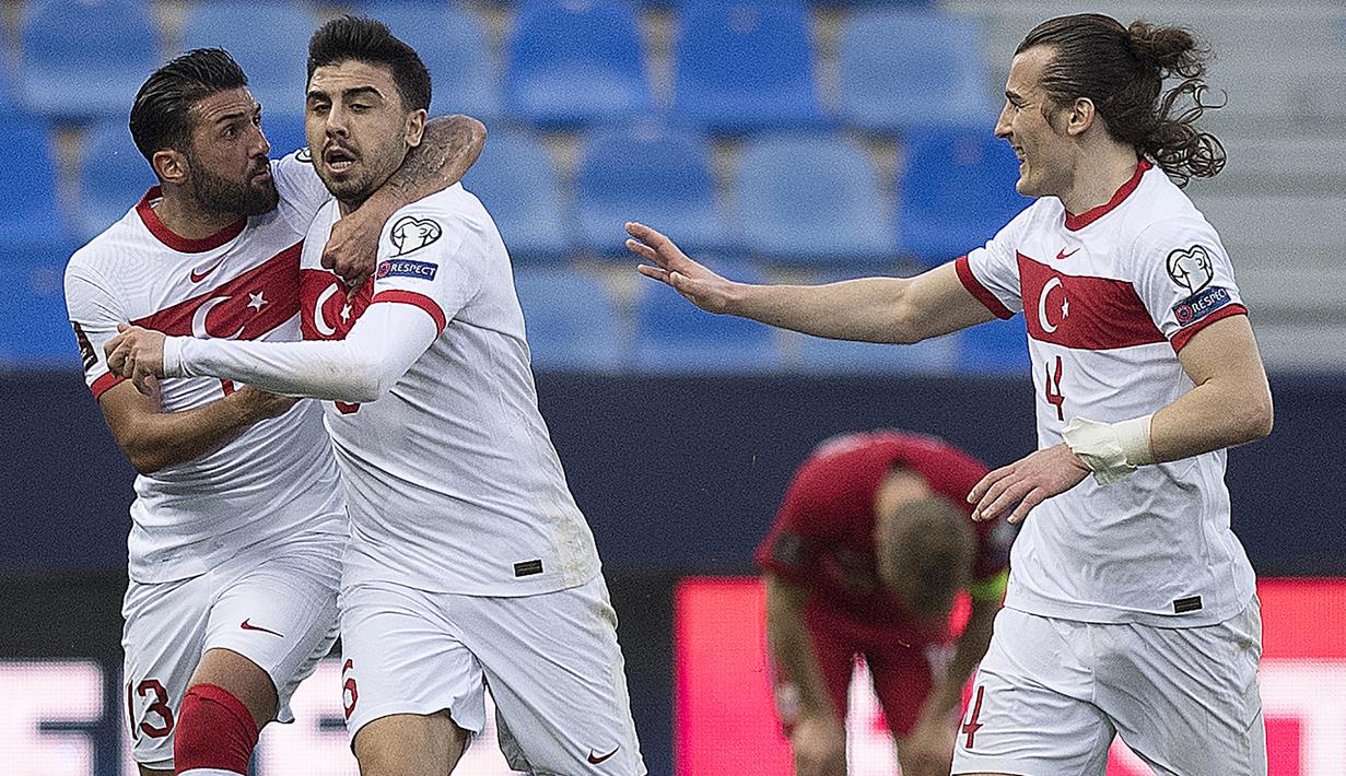 Para pemain Turki merayakan gol ketiga ke gawang Norwegia yang dicetak gelandang Ozan Tufan (tengah) dalam laga Kualifikasi Piala Dunia 2022 Zona Eropa Grup G di La Rosaleda Stadium, Malaga, Sabtu (27/3/2021). Turki menang 3-0 atas Norwegia. (AFP/Jorge Guerrero)