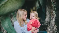 Ilustrasi ibu dan anak perempuan. (Photo by Colin Maynard on Unsplash)
