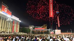 Pesta kembang api menghiasi langit Pyongyang saat merayakan kesuksesan peluncuran bom hidregon antarbenua di Kim Il Sung Square, Korea Utara, Rabu (6/9). Bom hidregon merupakan senjata nuklir terkuat yang pernah diciptakan. (AP/Jon Chol Jin)