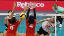 Pemain Timnas voli putri Vietnam, Tran Tu Linh (kanan) melepaskan spike yang berhasil menembus blok dua pemain Indonesia, Bela Sabrina (tengah) dan Geofanny Eka pada laga Grup B AVC Challenge Cup 2024 di Rizal Memorial Coliseum, Manila, Filipina, Minggu (26/5/2024). Vietnam menang 3-1 (25-17, 25-15, 25-27 dan 25-13). (Asian Volleyball Confederation)