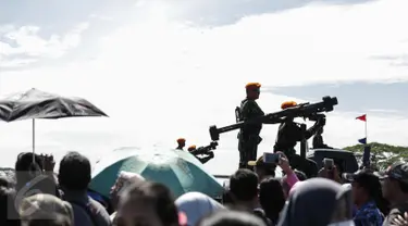 Pasukan khusus (Paskhas) TNI AU berdiri diatas mobil sambil memegang senjata saat melakukan defile pada gladi HUT TNI di Taxi Way Skuadron Udara Bandara Halim Perdanakusumah, Jakarta, Minggu (9/4). (Liputan6.com/Faizal Fanani)