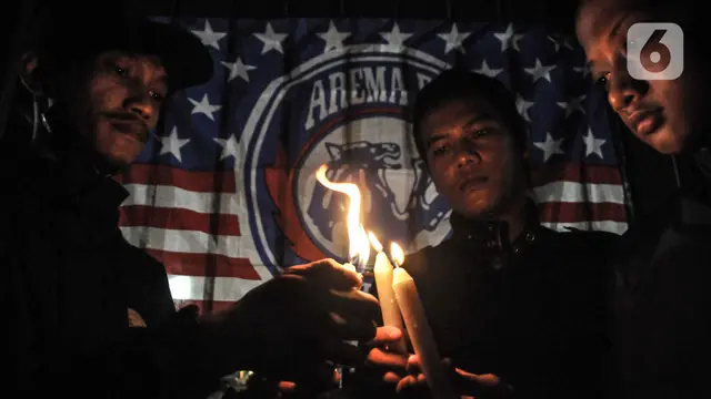 Aksi Seribu Lilin untuk Korban Kerusuhan Kanjuruhan di GBK