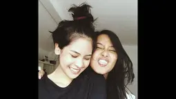 Foto di atas diunggah Maudy Ayunda ketika dirinya berpose tanpa riasan make-up dengan rambut yang diikat cepol. (instagram.com/maudyayunda)