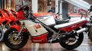 Yamaha RD500LC --- Motor ini merupakan versi jalan raya dari tunggangan Kenny Roberts di MotoGP era awal 80an. RD500LC ditenagai mesin 500cc V4 2-tak dengan keluaran tenaga 88 Hp. Sportbike besutan Yamaha ini bisa menempuh kecepatan hingga 238 km/h. (Source: thebikespecialists.com)