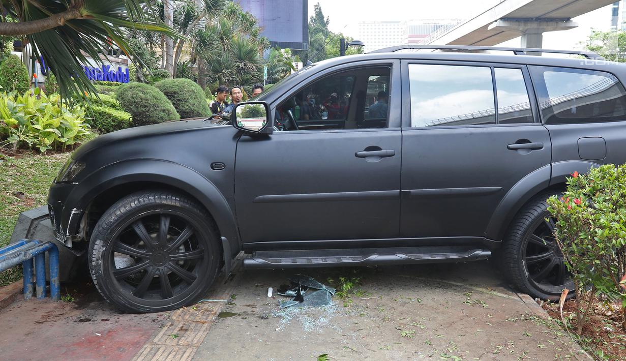 Sebuah mobil Pajero menabrak pembatas jalan di Jalan Rasuna Said, Jakarta, Kamis (29/9/2019). Mobil berwarna hitam menabrak hingga naik ke atas trotoar yang ada di sisi kiri jalan HR Rasuna Said dari arah Menteng. (Liputan6.com/Herman Zakharia)