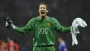 Edwin van der Sar. Kiper Belanda ini berusia 40 tahun, 6 bulan dan 29 hari saat melakoni laga terakhirnya di partai final Liga Champions melawan Barcelona, 28 Mei 2011. Selama total 6 musim telah bermain dalam 266 laga dengan mencatat 202 kebobolan dan 135 clean sheet. (AFP/Franck Fife)