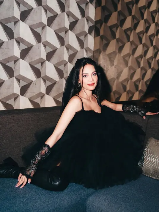 Erika Carlina tampil playful dengan kenakan mini dress tutu hitam yang bertali [@eri.carl]