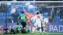 Pemain Sassuolo gagal mengantisipasi pergerakan pemain Genoa, Leo Ostigard, sehingga harus kebobolan di menit-menit akhir di Mapei Stadium, Selasa (4/11/2025) dini hari WIB. (Massimo Paolone/LaPresse via AP)