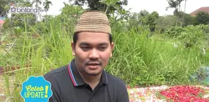 Indra Bekti memakamkan jenazah anak ketiganya satu liang kubur dengan makam orangtuanya.