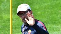 Pelatih AS Roma, Eusebio Di Francesco dalam sesi latihan para pemainnya di Trigoria, Roma, Italia, Senin (23/4). AS Roma akan dijamu oleh Liverpool pada leg pertama semifinal Liga Champions 25 April 2018. (Alberto PIZZOLI/AFP)