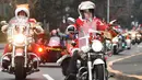 Sejumlah pengendara motor gede mengenakan kostum Santa Claus dan rusa di kota Tokyo, Jepang, (23/12). Sekitar 500 pengendara Harley mengikuti touring ini. (AFP PHOTO/Toru Yamanaka)