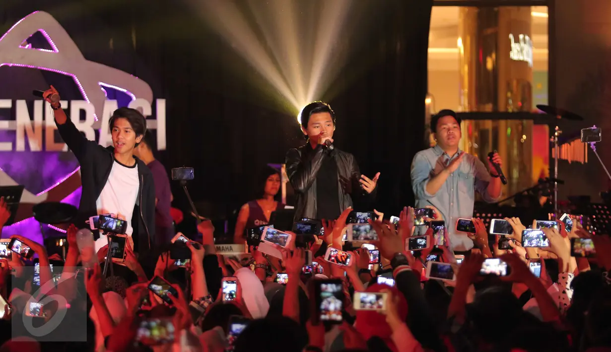 Coboy Junior saat tampil di Konser Bintang 3 Generasi, Summarecon Mall Serpong, Tangerang, Sabtu (19/3/2016). Konser tersebut merupakan bagian dari rangkaian acara ulang tahun Bintang.com yang pertama. (Liputan6.com Angga Yuniar)