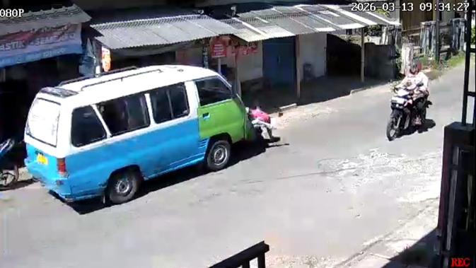 Detik-Detik Mengerikan Angkot Hantam Pasutri hingga Motor Ringsek di Sukabumi, Istri Kini Kritis