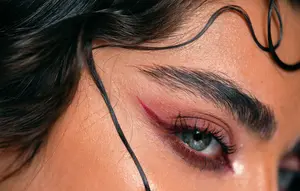 Rahasia Eyeliner yang Flattering, Sesuaikan dengan Bentuk Mata