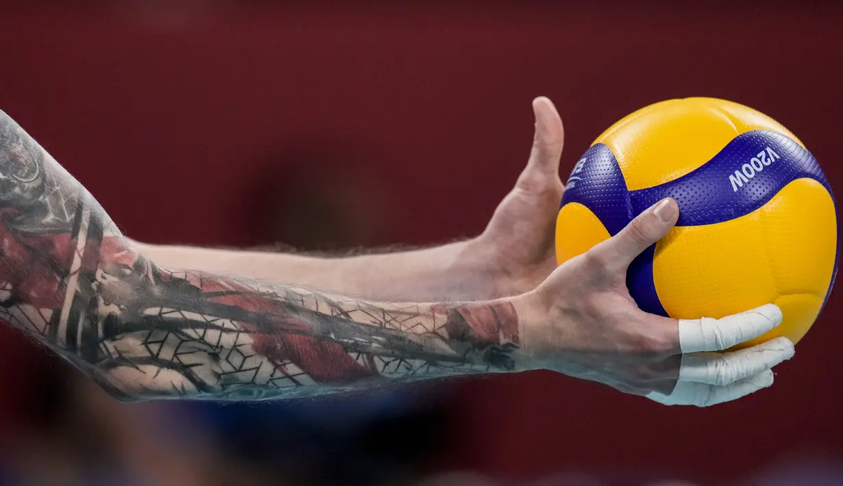 Tato di lengan atlet Rusia, Ivan Iakovlev saat penyisihan voli grup B putra Olimpiade Tokyo 2020 antara Amerika Serikat dan Komite Olimpiade Rusia di Tokyo pada 26 Juli 2021. Berbeda dengan negara lain, di Jepang tato dianggap sebagai hal yang tabu dan memiliki kesan yang buruk. (AP/Manu Fernandez)