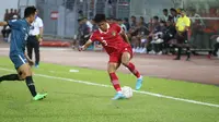 Bek&nbsp;Timnas Indonesia, Edo Febriansyah, bermain pada matchday kedua Grup A Piala AFF 2022 Brunei Darussalam di KLFA Stadium, Kuala Lumpur, Senin (26/12/2022). (Bola.com/Zulfirdaus Harahap)
