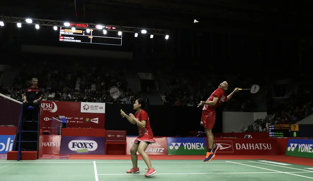 Ganda campuran Indonesia, Rinov Rivaldi/Pitha Haningtyas Mentari, saat menghadapi ganda Chinese Taipei, Lee Jhe-Huei/Hsu Ya Ching, pada laga Indonesia Masters 2020 di Istora Senayan, Jakarta, Selasa (14/1). Rinov Rivaldi/Pitha Haningtyas Mentari kalah 15-21 dan 13-21. (Bola.com/Yoppy Renato)