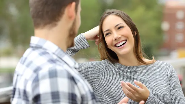 Pendapat Para Pria Tentang Perempuan yang Hobi Nonton Bola, Kira-Kira Seperti Apa Ya?