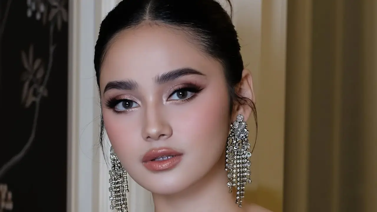 Potret Syifa Hadju Memukau dengan Glam Makeup Look di Resepsi Maxime Bouttier dan Luna Maya