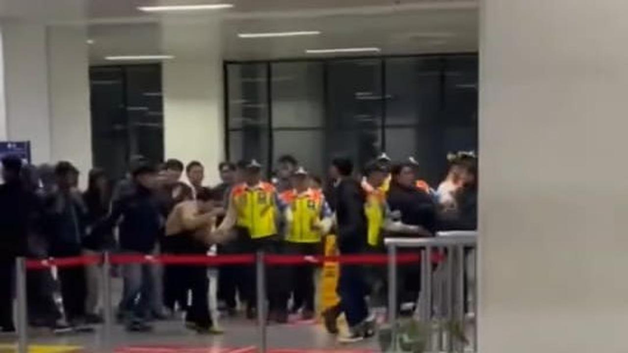 Di tempat yang sama, terlihat pengguna KRL lainnya mencoba melarikan diri.<br>