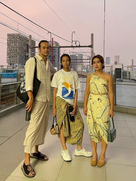 Hal itu pun tak hanya dilakukan Widi, tetapi juga suaminya, Dwi Sasono dan anak-anak mereka. [Foto: Instagram/widimulia]