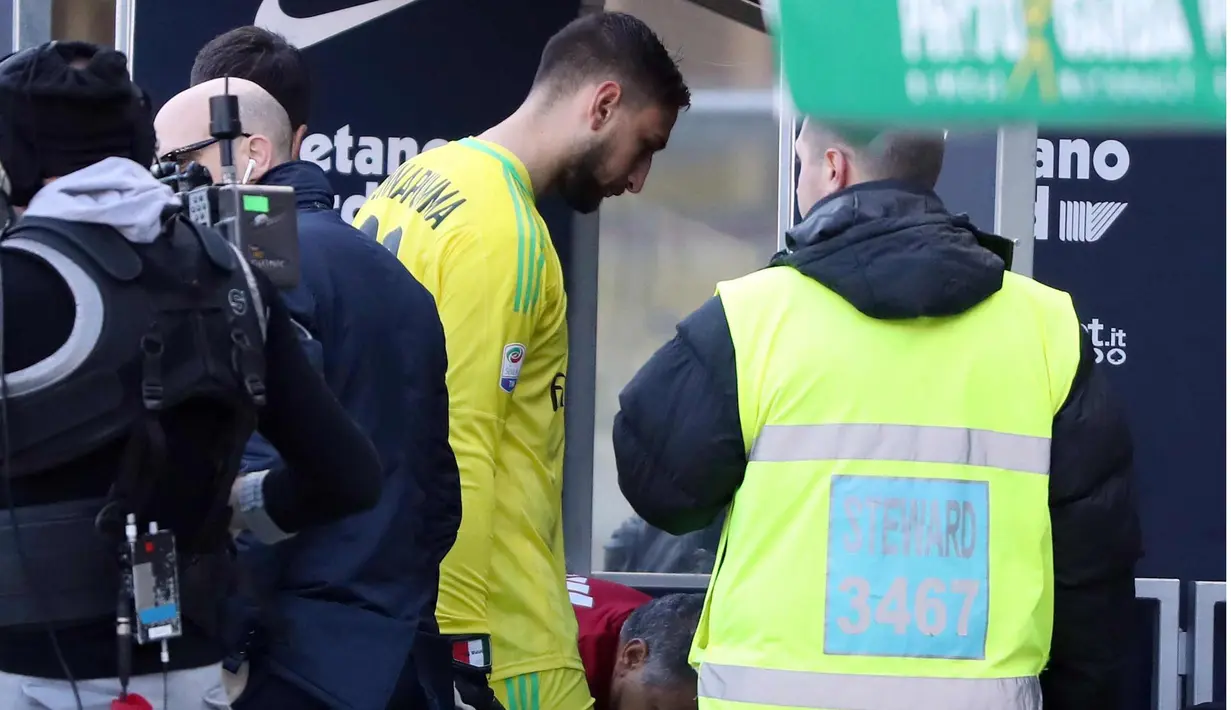 Kiper AC Milan, Gianluigi Donnarumma tertunduk lesu saat berjalan menuju ruang ganti usai pertandingan melawan Hellas Verona di lanjutan Liga Serie A Italia di stadion Bentegodi, Italia, (17/12). Milan takluk 3-0 atas Verona. (Simone Venezia/ANSA via AP)