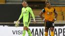 Pemain Wolves tertunduk usai dikalahkan Stoke City pada laga kompetisi Piala Inggris di Malineaux Stadium, Jumat (18/9/2020) dini hari WIB. Wolves kalah 0-1 oleh Stoke City. (AFP/Nick Potts/pool)